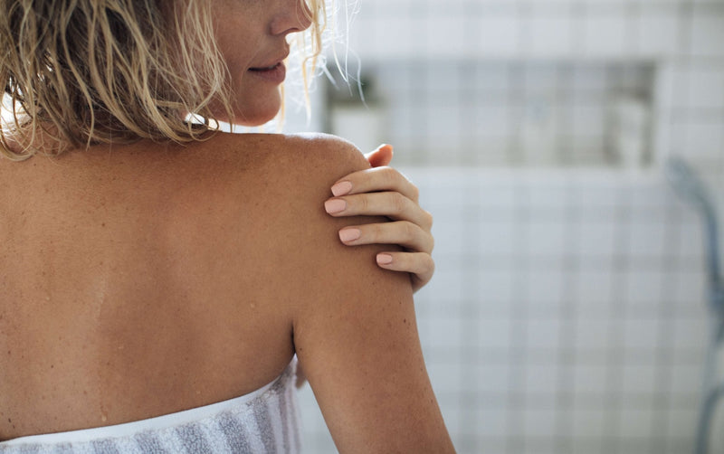 Fjern røde knopper på lår og arme